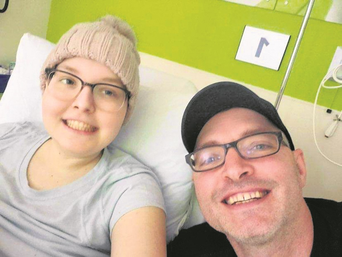 La jeune Mia Proulx en compagnie de son père Stéphane, lors d’un traitement subit par l’adolescente