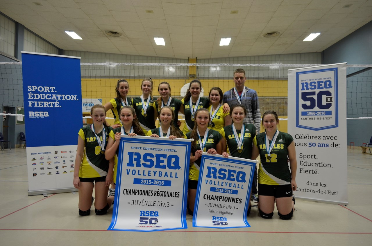 L'équipe féminine de volleyball et leur entraîneur Christopher Maes.  