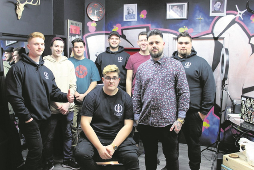 À l’enseigne de Dubwood Tattoo et de Corry le Barbier