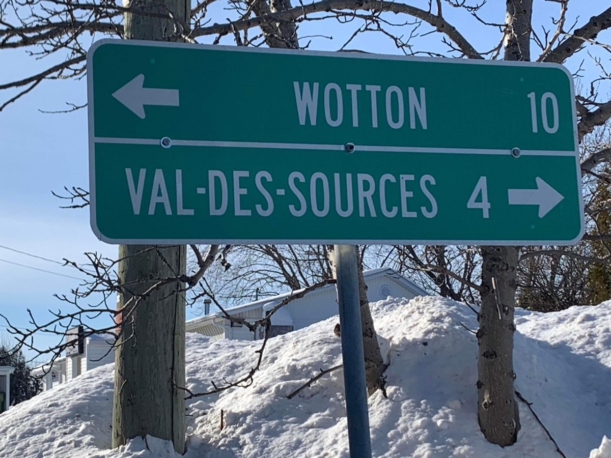 Val-des-Sources apparaît finalement sur les pancartes routières de la région