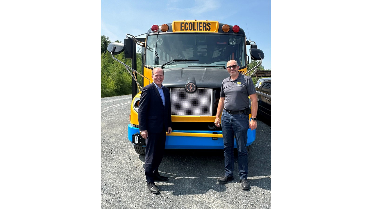 André Bachand, député de Richmond et Pierre Tourville, président d’Autobus B. Dion.