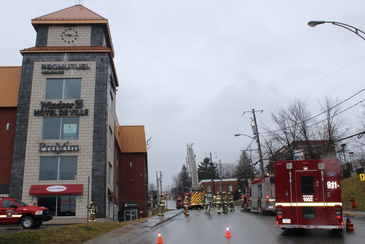 Un poteau électrique entraîne un bris de moteur au Complexe Windsor