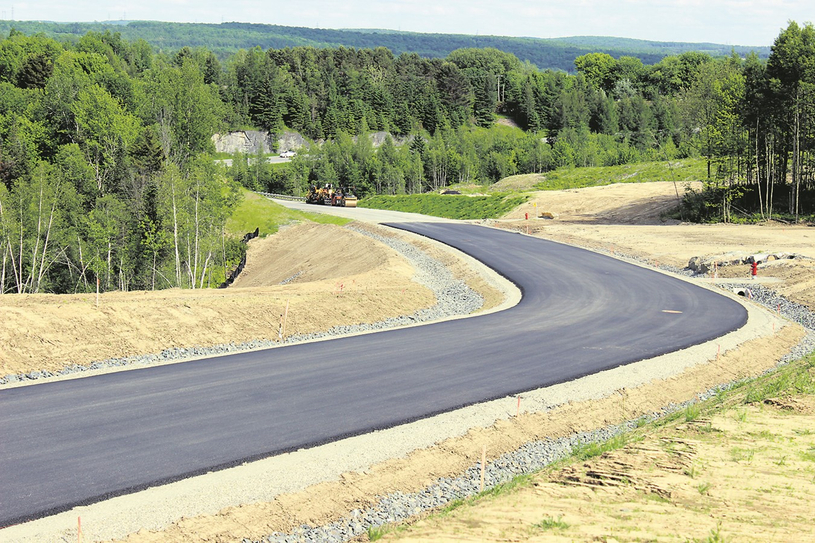 Asphaltage et prolongement de la rue Maurice-Bachand