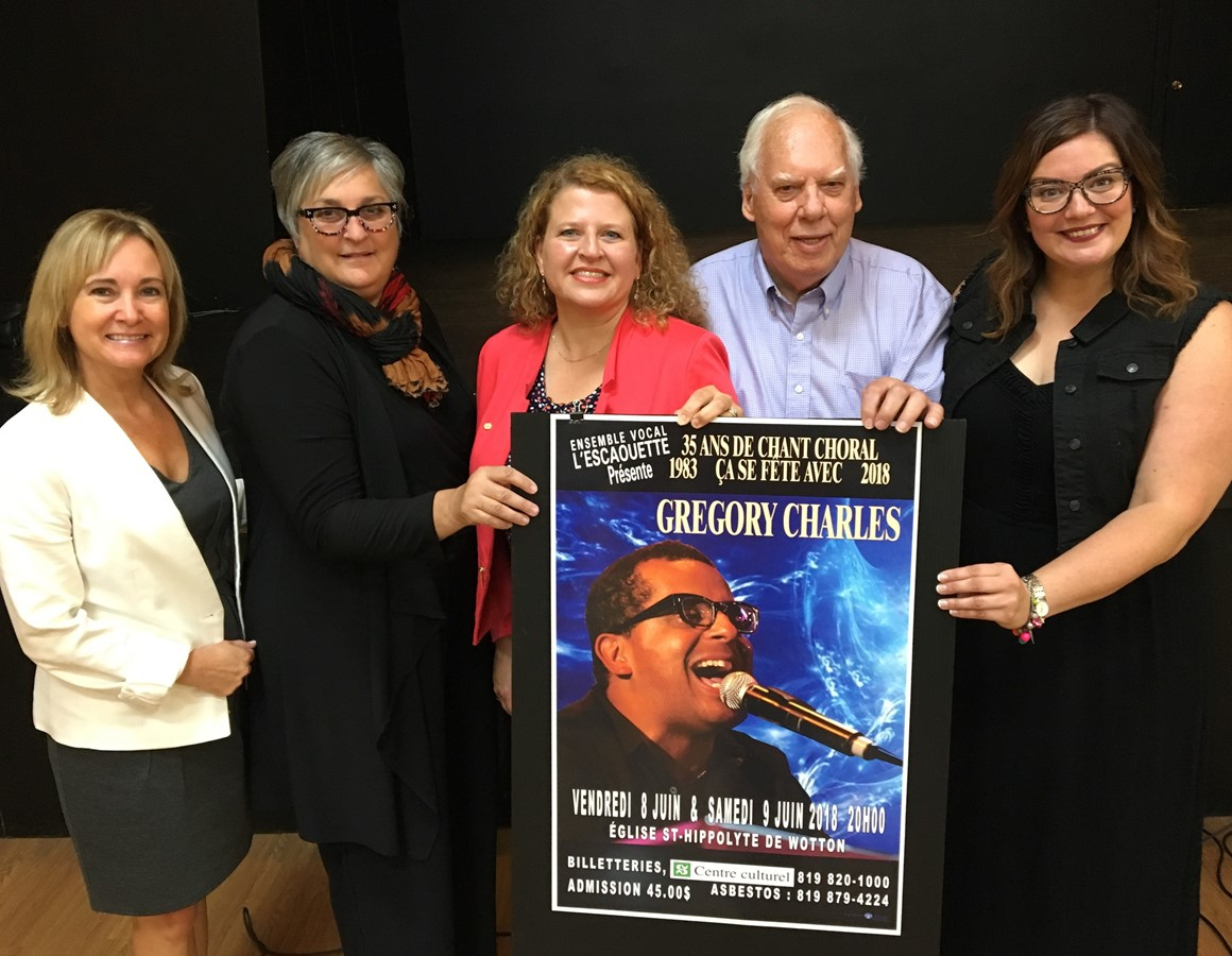 Annie Tardif, adjointe de circonscription du député Alain Rayes, Louise Deslonchamps, Geneviève Roy, Raymond Boutet et la députée Karine Vallières ont participé au dévoilement de l’affiche du spectacle.