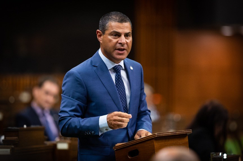 Alain Rayes dénonce les retards dans la délivrance des passeports
