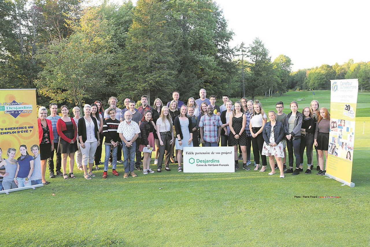 Les 40 participants du Trio étudiant Desjardins 2019 réunis avec les élus municipaux, l’apport du Carrefour jeunesse-emploi du comté Richmond-Drummond-Bois-Franc et l’appui de la Caisse Desjardins du Val-Saint-François et celle du Nord du Haut-Saint-François.