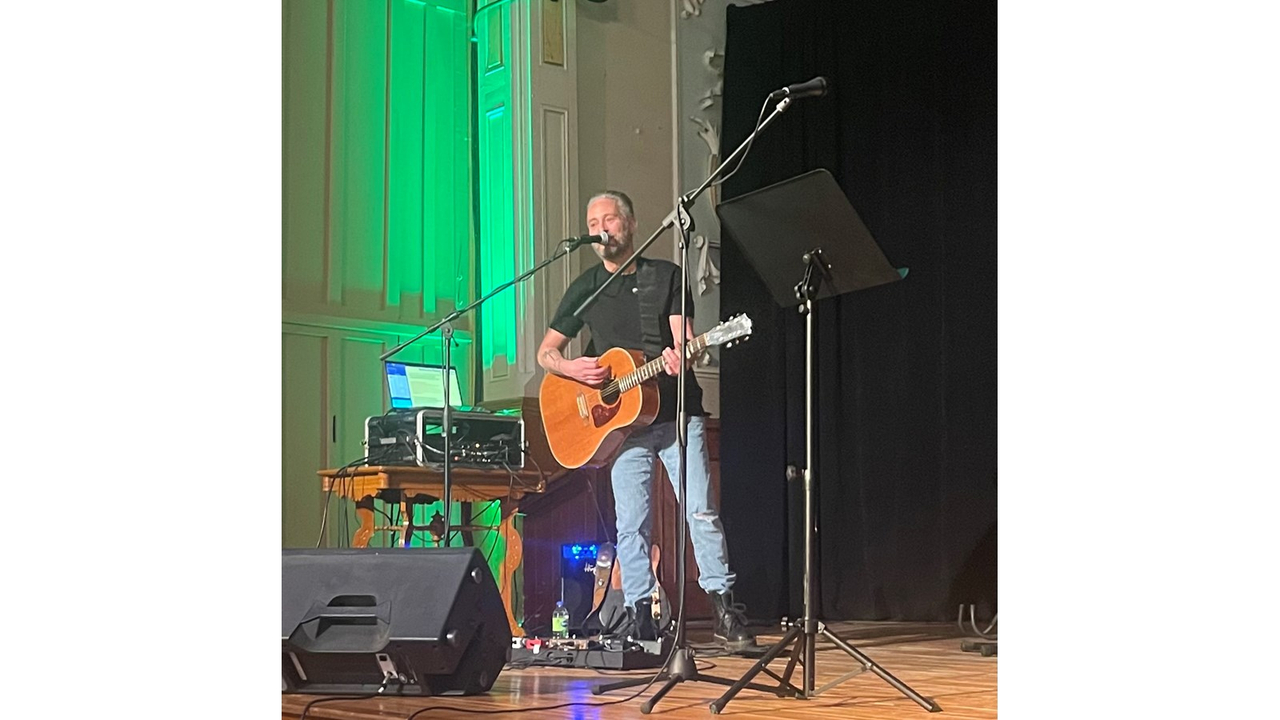 L’auteur compositeur-interprète Ian Couture lors de sa prestation au cours de la soirée. 