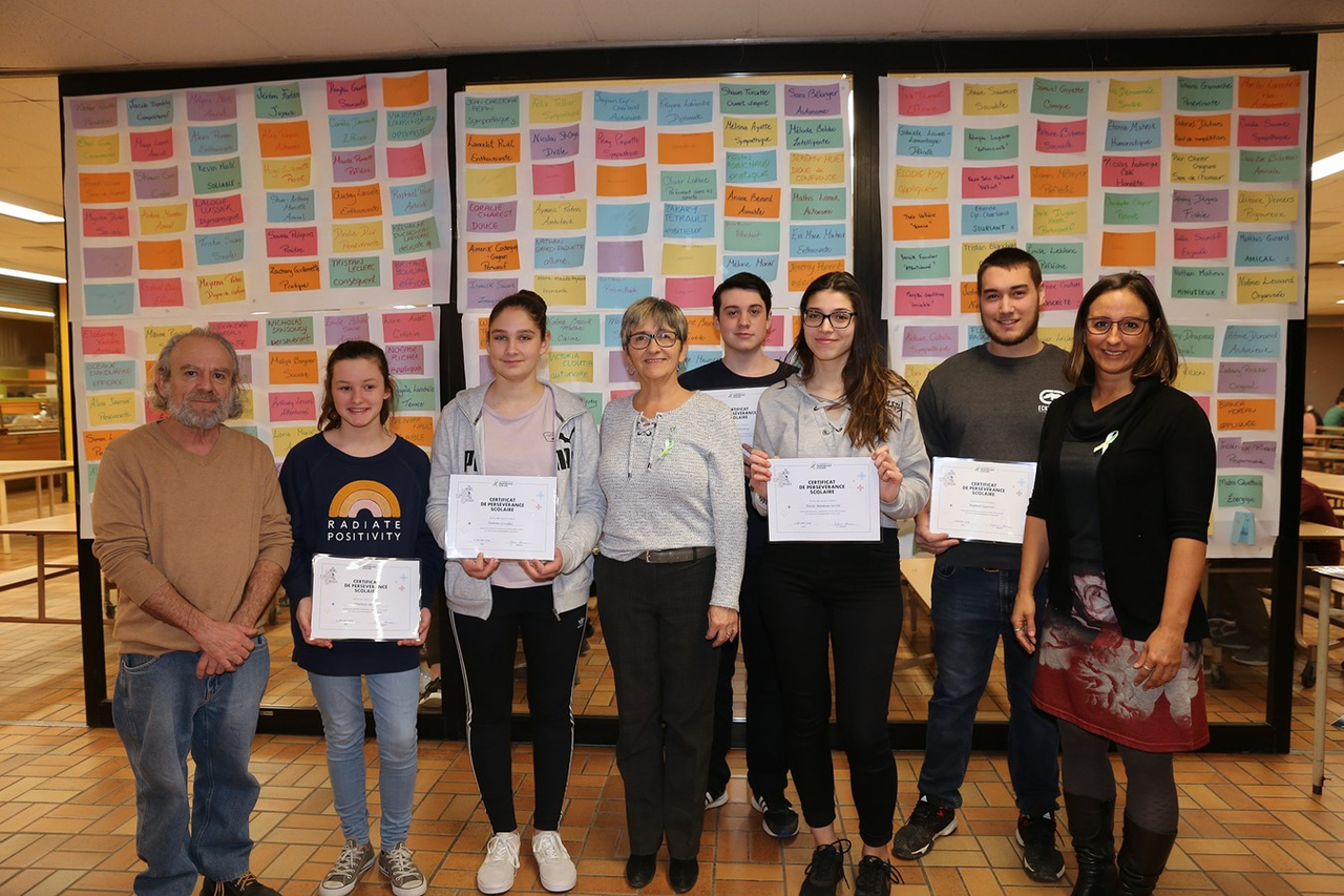 De gauche à droite : Gaétan Graveline, conseiller à la Ville de Windsor; Charlotte Morin, Jasmine Léveillée; Sylvie Bureau, mairesse de Windsor; Nicolas Sansoucy, Émilie Bilodeau-Savoie, Raphael Lapointe et Caroline Monette, directrice du Tournesol. Absents lors de la photo : Mélodie Bolduc et Arianne Goyette.
