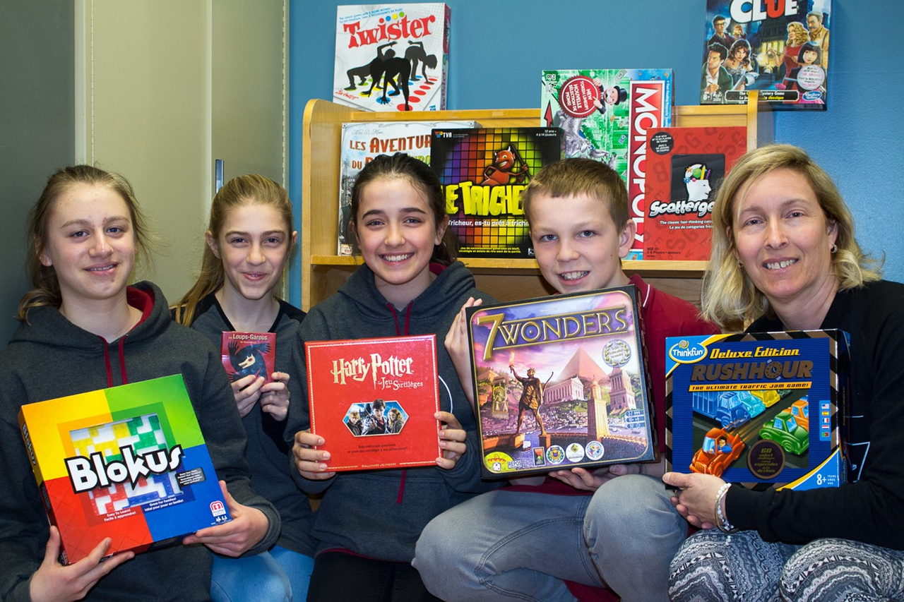 De gauche à droite : les 4 instigateurs de cette soirée de jeux de société, Sophie Arnold, Justine Allison, Victoria Hamel, Justin Nadeau et Hélène Comeau.