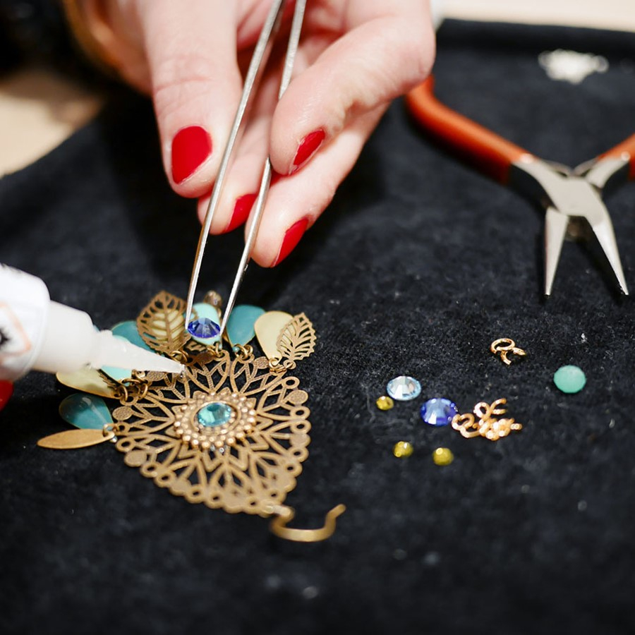 Parmi les ateliers offerts, la création de bijoux.