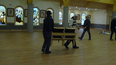 Déménagement des nouveaux bancs de l’Église/25 novembre-14