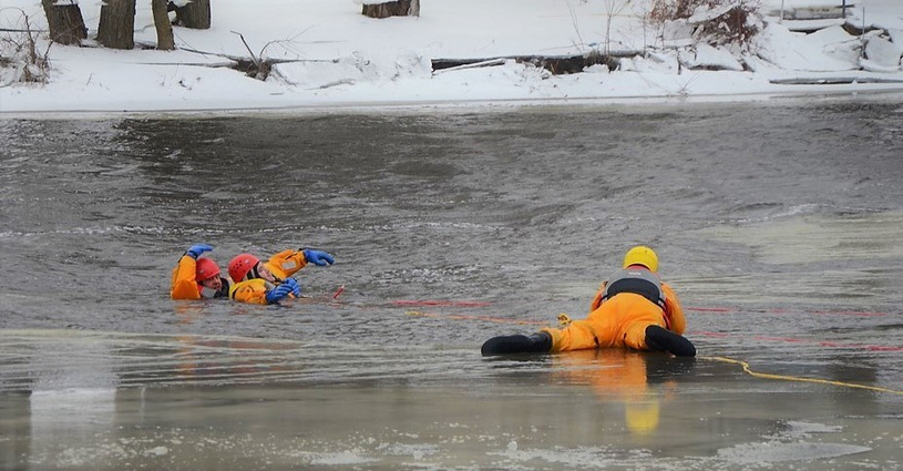 À Asbestos les pompiers se pratiquent sur l'eau