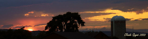Coucher de soleil sur paysage agricole