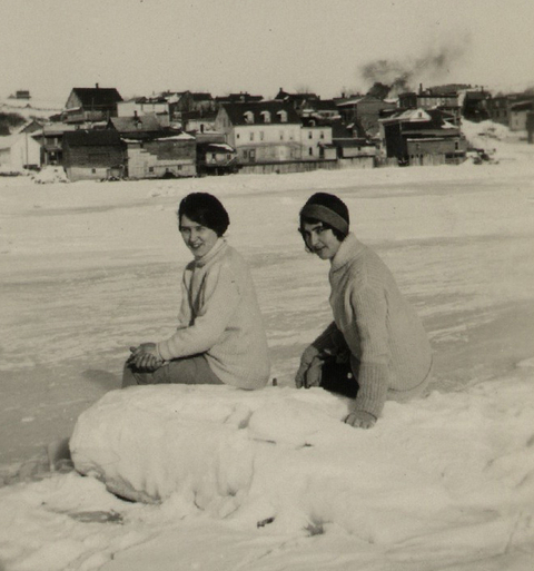 2 femmes sur le bord de la rivière Chaudière