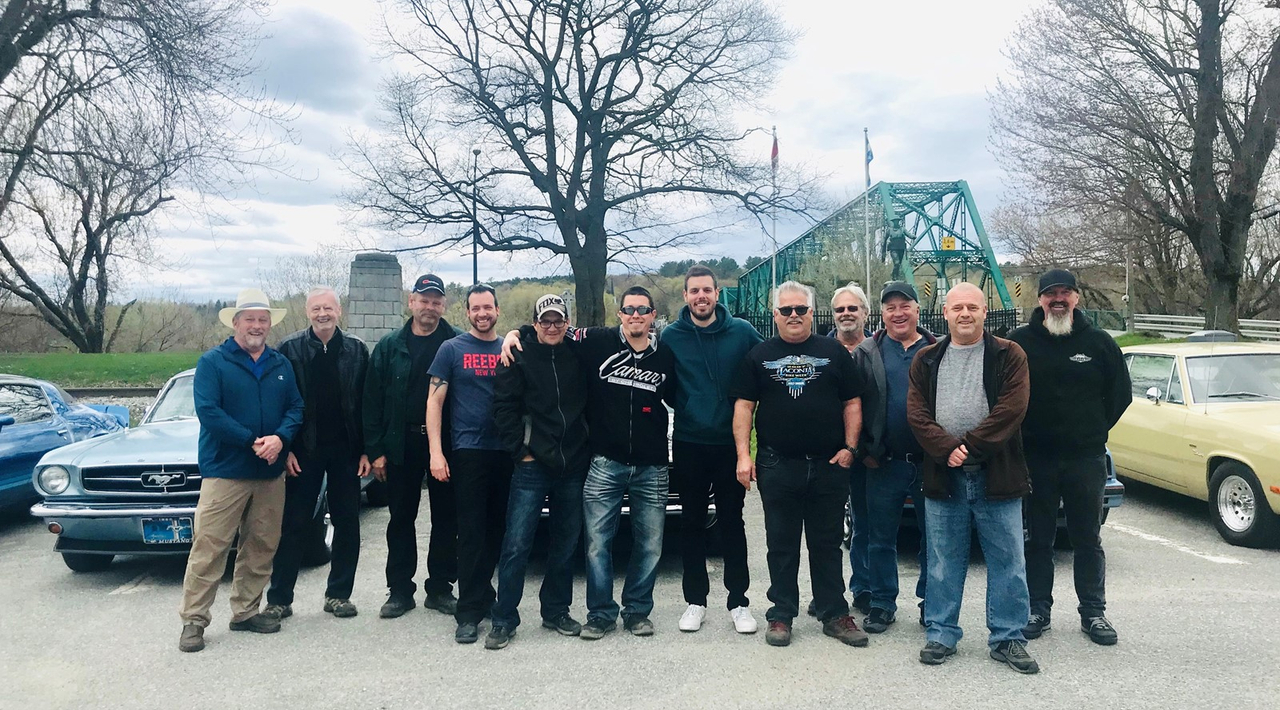 Sam Breton et des amateurs de voitures anciennes et le Festival des autos anciennes. 