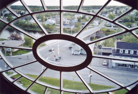Pont de St-Martin à travers l'oeil-de-boeuf de l'église