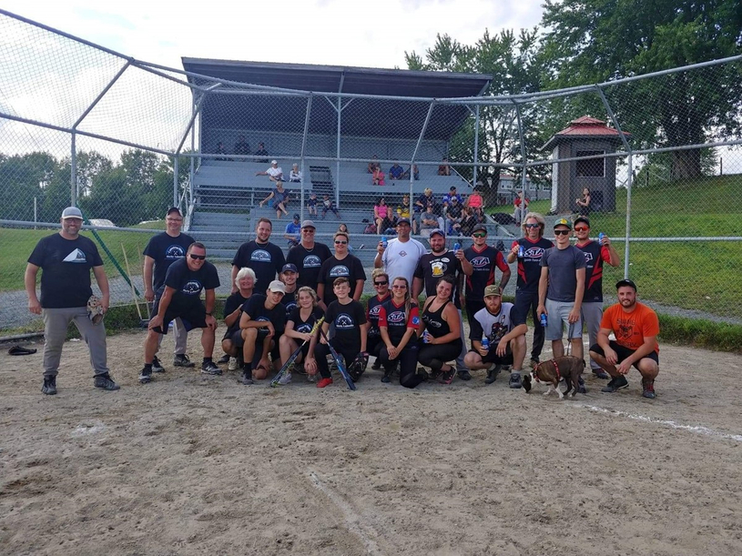 Beaucoup de plaisir au tournoi familial de balle lente de Saint-Claude