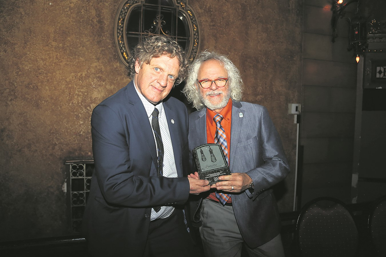 Sylvain Valiquette, Coordonnateur, Équipements récréotouristiques et au développement des loisirs, Parc régional du Mont-Ham,Tourisme des sources et Claude Dupont, Vice-président de la Corporation de développement du Mont-Ham ont fièrement accepté ce prix.