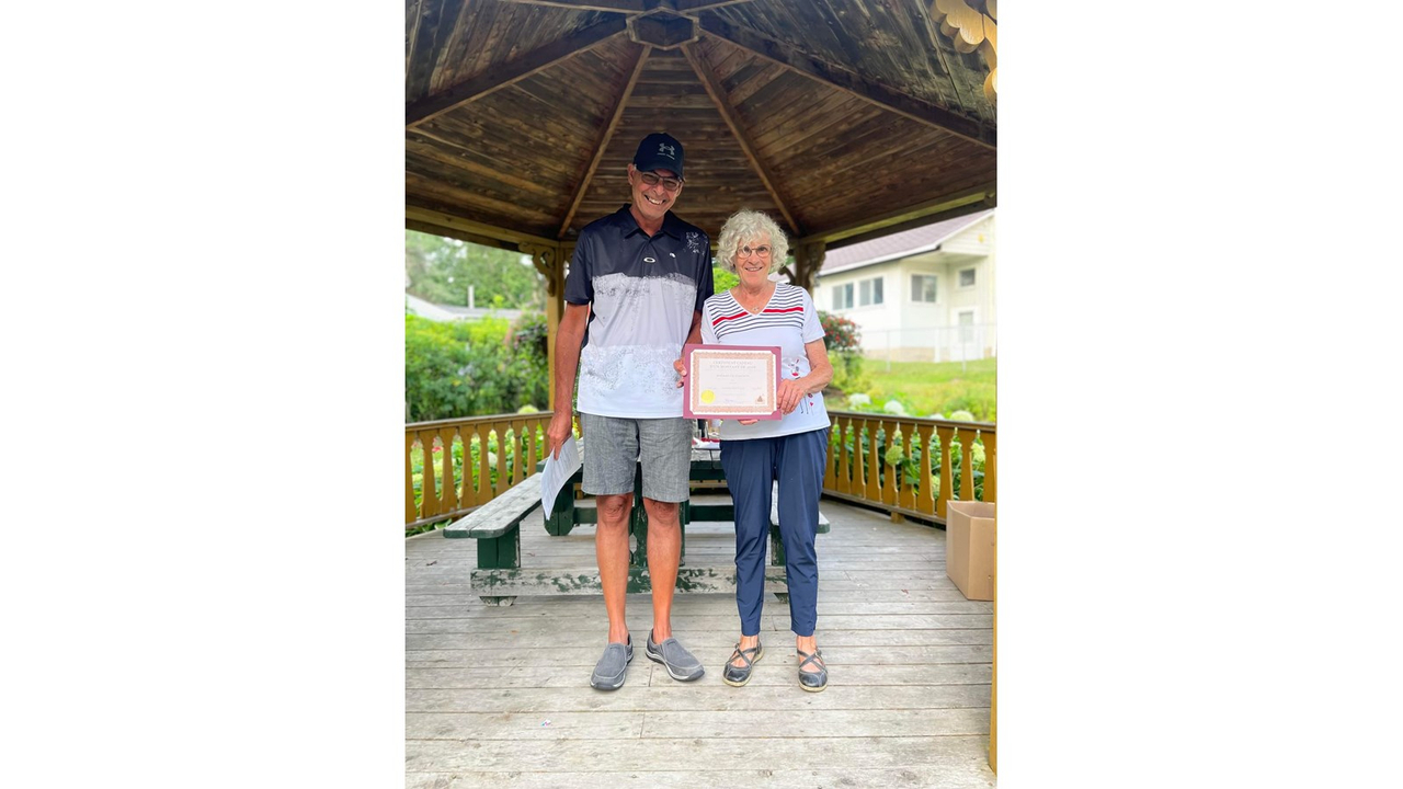 Pierre Grimard, conseiller pose en compagnie de la récipiendaire du premier prix, Mme Lise Chagnon.