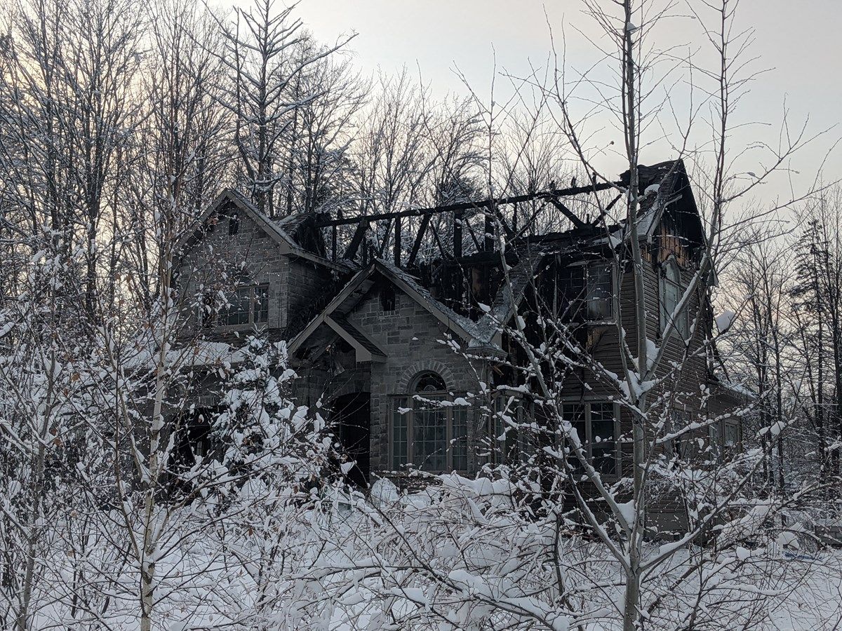 Une résidence familiale ravagée par le feu à Richmond