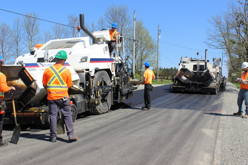 Le rang 10 asphalté sur plusieurs kilomètres