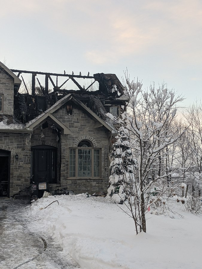 Une résidence familiale ravagée par le feu à Richmond