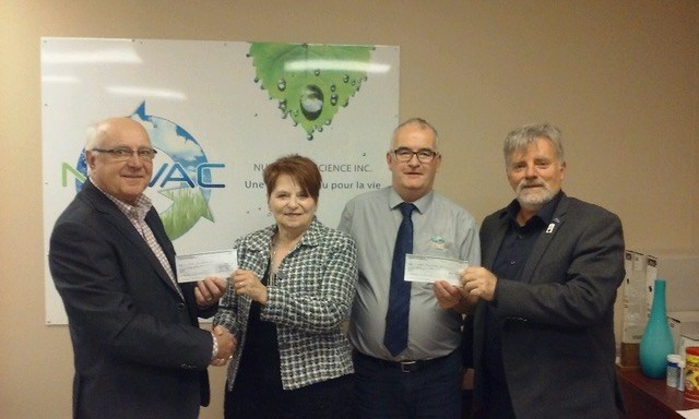 À partir de la gauche : Patrice Desmarais, maire du Canton de Valcourt; Micheline Vigeant et Bruno Demers, propriétaires de Nuvac Éco-Science inc et Luc Cayer, préfet de la MRC du Val-Saint-François.