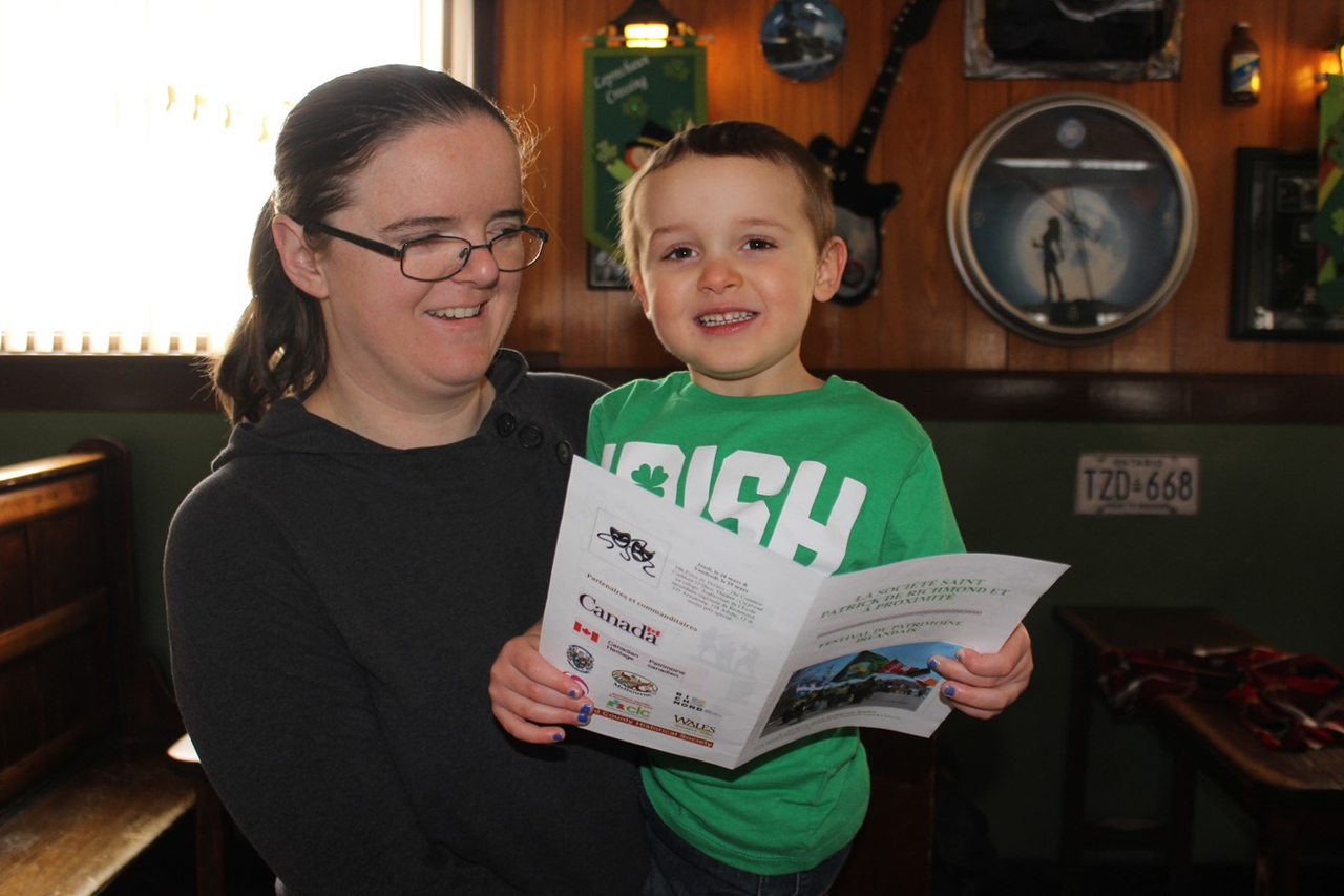 Julie O’Donnell, vice-présidente de la St-Patrick, accompagnée de son fils, Xavier, lors de la présentation du programme 2019 de la Société St-Patrick.