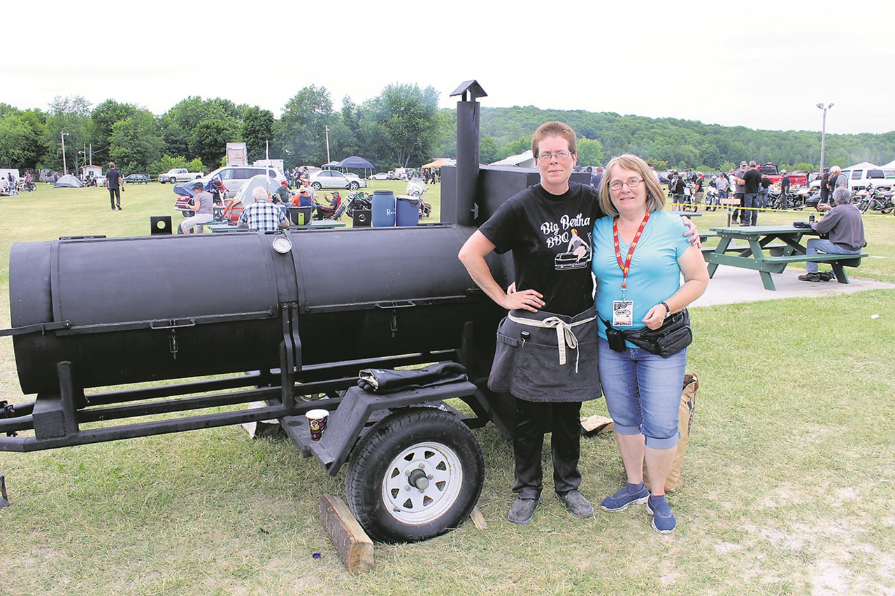 La propriétaire et traiteur du Big Bertha’s BBQ, Tammy McGee, et la coordonnatrice de l’Expo moto, Carole Ouellet.    