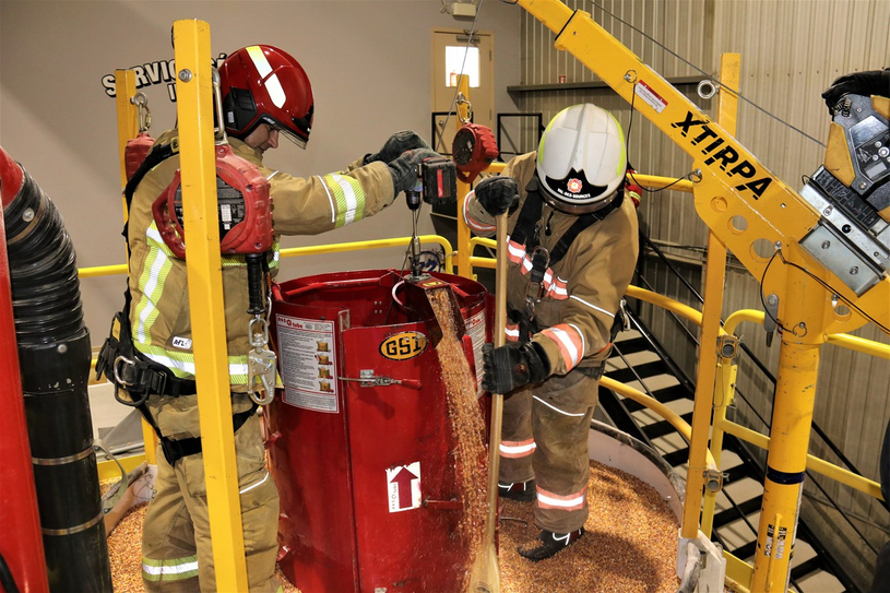 Les pompiers suivent une formation sur le sauvetage en silo à grains