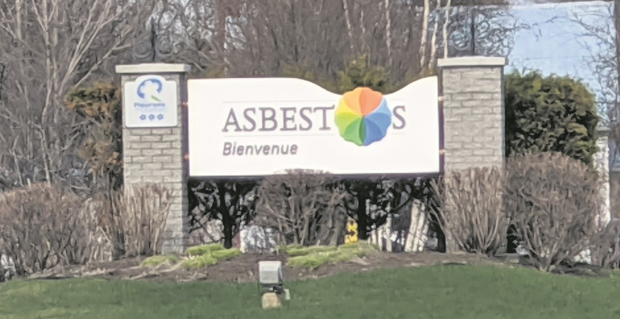 Les élus d’Asbestos réévaluent les choix de noms pour la ville