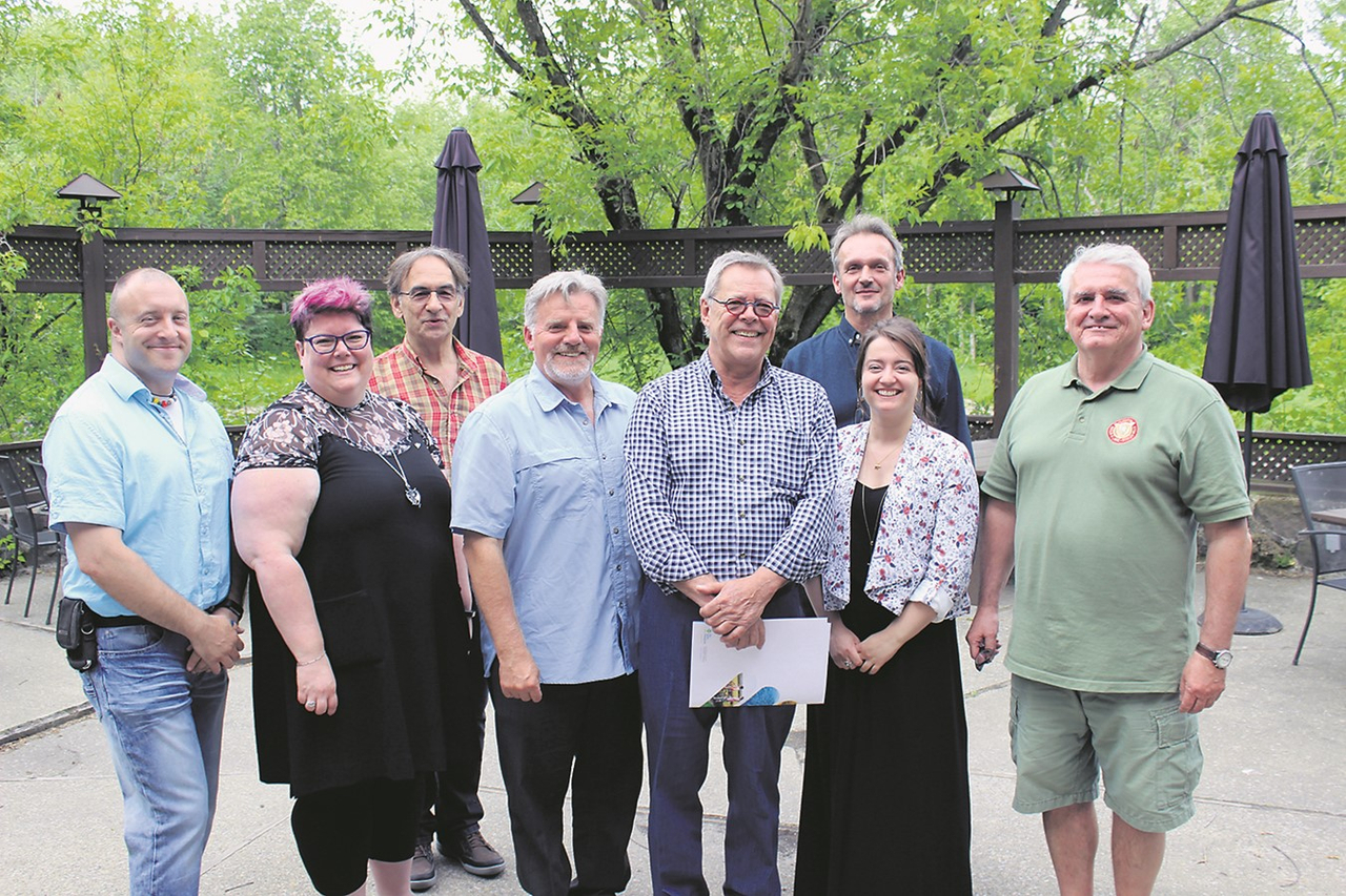 À partir de la gauche : François Séguin, Marie-Andrée Ménard, Pierre Bail, le préfet Luc Cayer, le maire d’Ulverton Jean-Pierre Bordua, Laurent Frey, Caroline Falcäo (agente aux communication) et Pierre Derouin, directeur du Moulin.