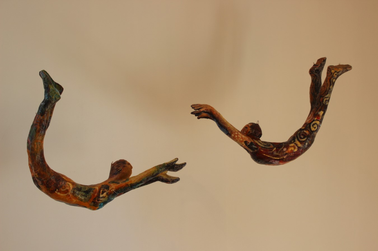 Les visiteurs ont pu explorer les installations, sculptures, peintures, batiks et photographies.