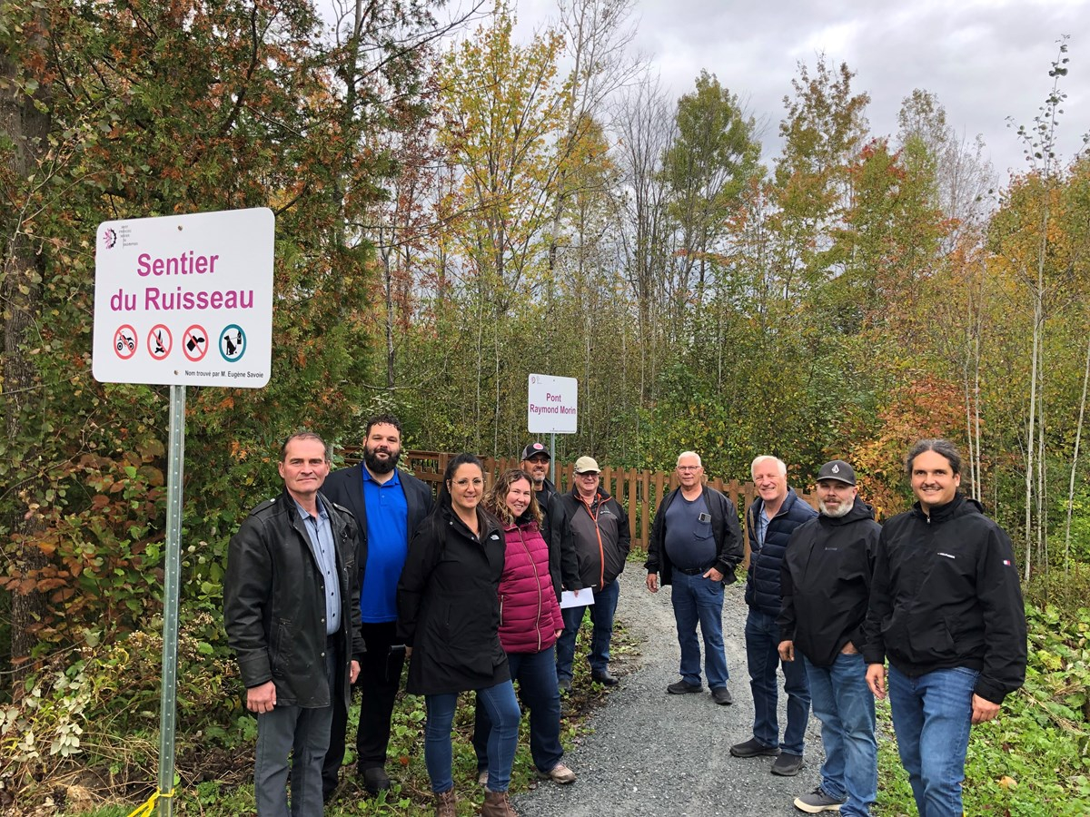Les membres du conseil municipal, le gagnant du concours pour trouver le nom du sentier, Eugène Savoie, ainsi que des citoyens et des représentants de la famille Morin, soit Rénald et Dany, ont inauguré le sentier du Ruisseau.
