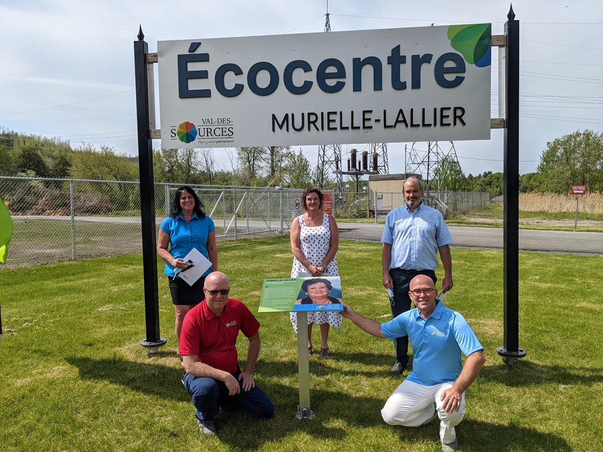 Les enfants de Mme Murielle Lallier: Marie-Claude, Linda et Michel posent en compagnie du Maire de Val-des-Sources M. Hugues Grimard et du conseiller municipal, Jean Roy, lors de l’inauguration officielle de l’écocentre le jeudi 20 mai dernier.