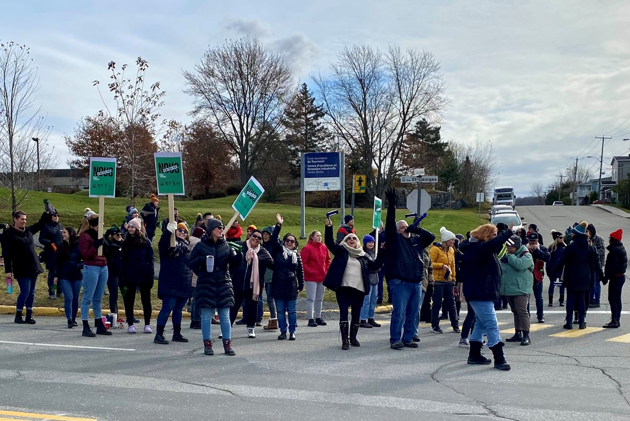 Lors de notre passage, plusieurs automobilistes klaxonnaient en guise de soutien aux employés syndiqués.