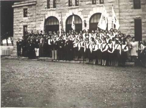 Devant la Salle Paroissiale