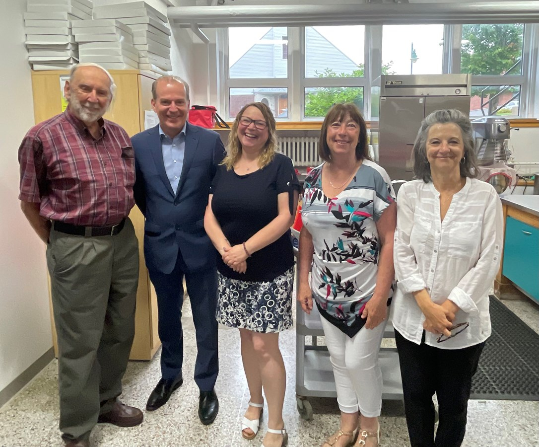 Sur la photo, on reconnaît André Lachaine, président du conseil d’administration, André Bachand, député de Richmond, Nathalie Boisvert, directrice générale, Louise Tremblay, coordonnatrice et Carole Poirier, secrétaire-trésorière du Centre d’action bénévole de Windsor.