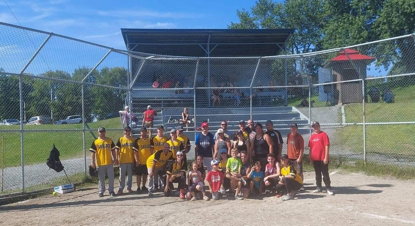 Beaucoup de plaisir au tournoi familial de balle donnée de Saint-Claude
