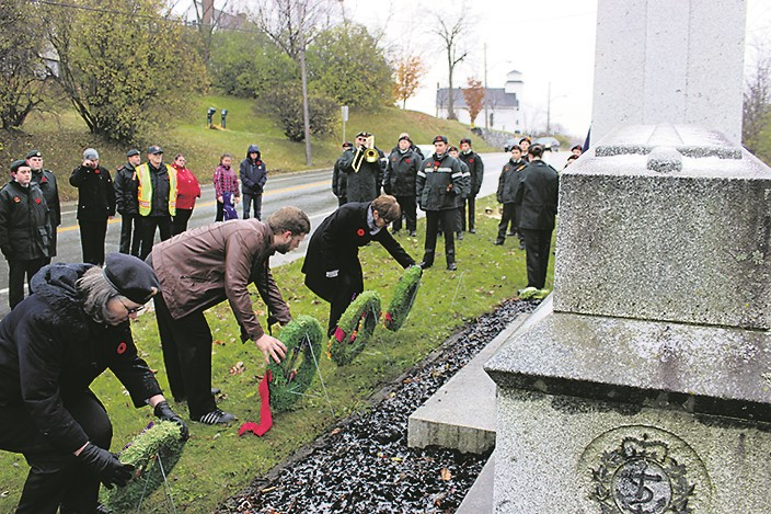 Coquelicots et recueillement pour les combattants 