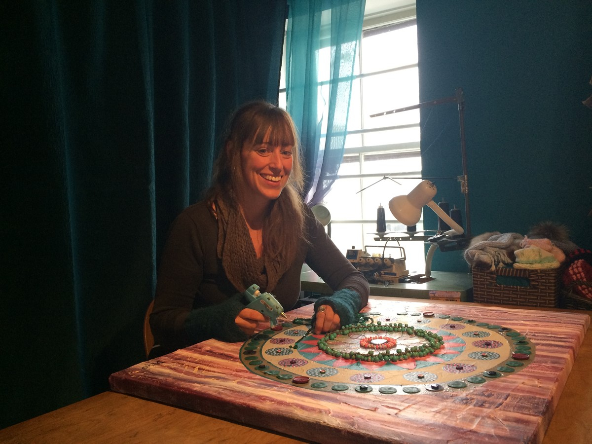 Véronique Boislard crée sous les yeux des gens dans son atelier-boutique Dekov situé au carré à Danville.