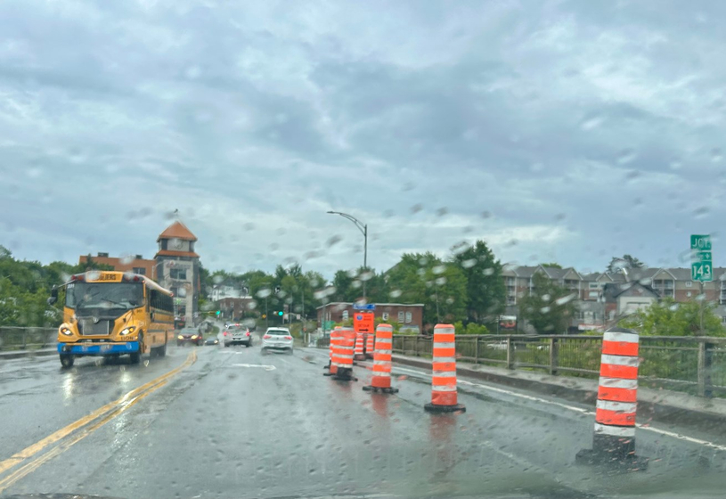 Un trou béant sur le pont des papetiers à Windsor