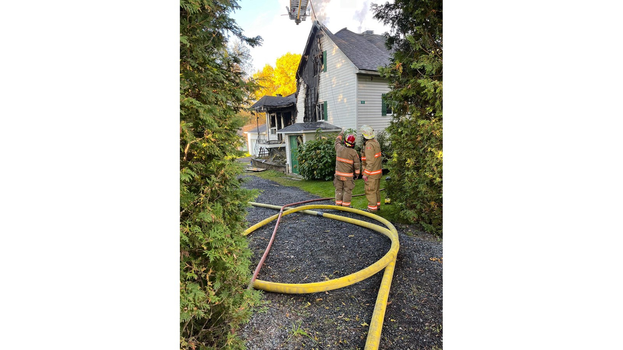 Cette résidence a subi d’importants dommages à la suite d’un incendie qui pourrait être d’origine électrique.