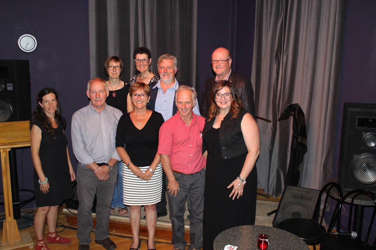 Des membres de RAVIR accompagnées de la députée Karine Vallières, des préfets Luc Cayer et Hugues Grimard, des maires Herman Herbers (Cleveland) et Sylvie Bureau (Windsor) et le président de RAVIR, Donald Mercier. Absents sur la photos, le maire de Richmond Marc-André Martel et la directrice de la MRC du Val-Saint-François était aussi présent à l’exposition.
