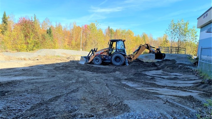 Les travaux se déroulent actuellement pour l’aménagement d’une patinoire extérieure.