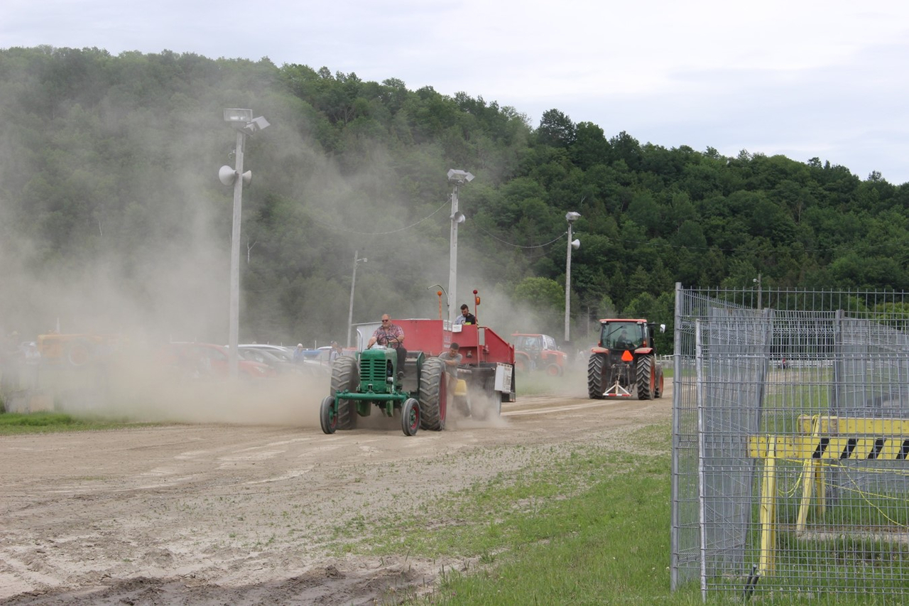 Pour 2018, des tirs de tracteurs antiques avaient lieu sur une portion du terrain de l’expo.