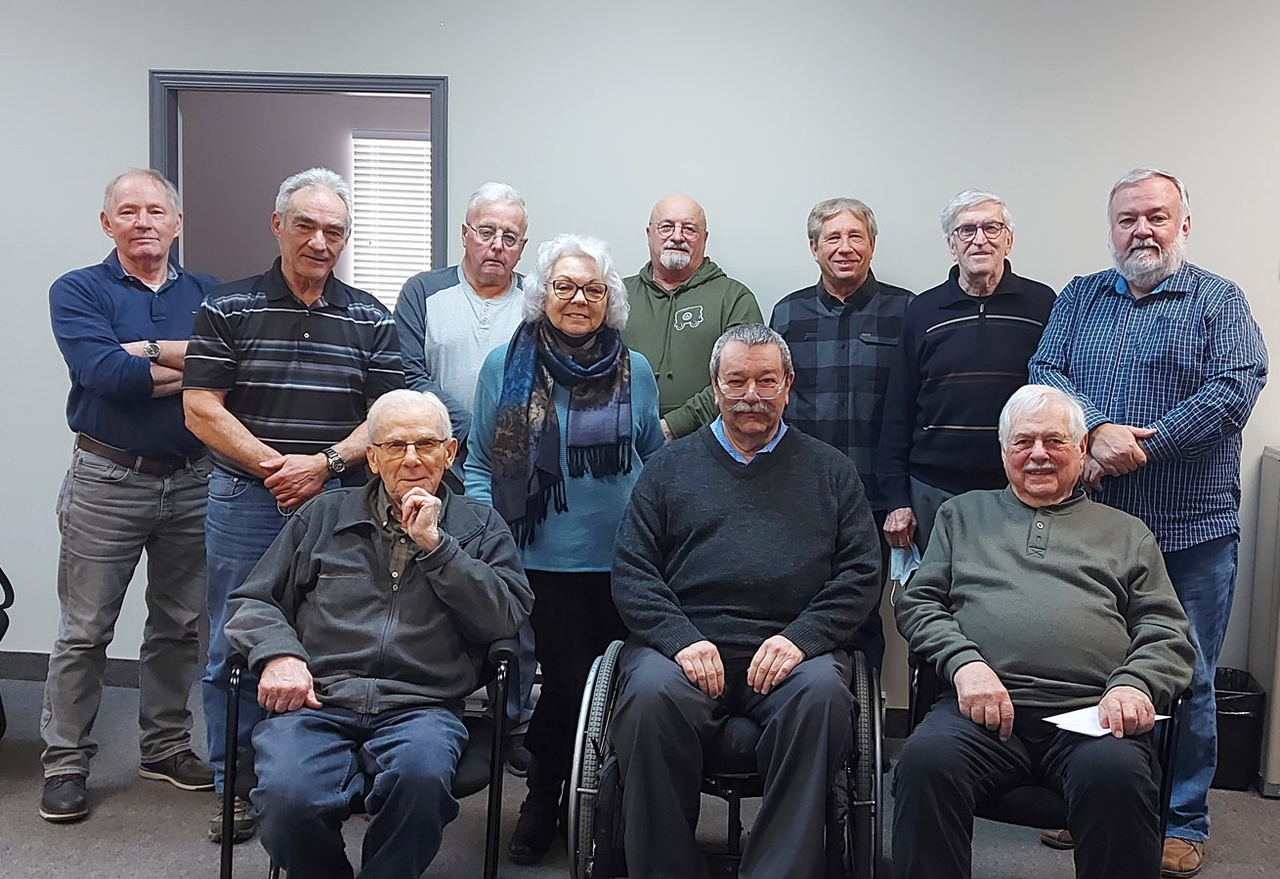 Herman Herbers, Alain Poirier, Céline Bourbeau, Clifford Lancaster, Gérard Tremblay, Allan Bilodeau, directeur général du CPIR, Roger Viens, M. Daniel Enright, Jérôme Desmarais, Denis Houle, et le retraité, Jean-Guy Berthiaume. Absents de la photo : Marc-André Martel et André Bussière.