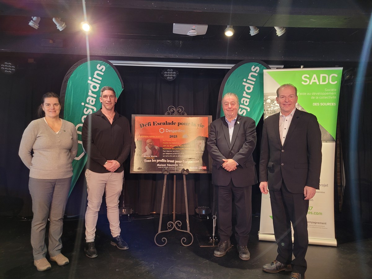 Dany Boily, présidente de la Caisse Desjardins du Haut-Saint-François, Samuel Beauchesne, directeur de la Maison Nouvelle Vie, Marc Grimard, directeur de la SADC des Sources et André Bachand, député de Richmond.