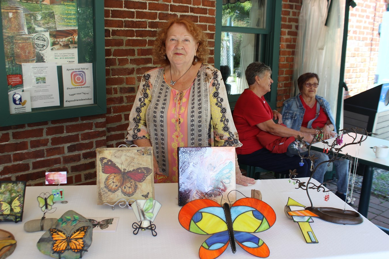 Demeurant à l’arrondissement de Brompton à Sherbrooke, Gisèle N. Carrier a présenté ses vitraux, bijoux et tableaux. 