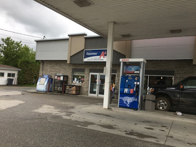 Windsor remet 10 000 $ pour la rénovation de la façade du Esso Depan’Express